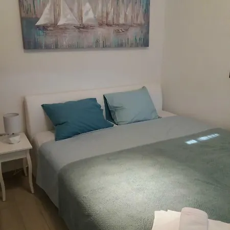 Marina 特罗吉尔